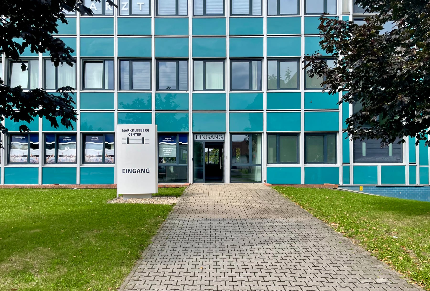 Außenansicht des Markkleeberg Centers mit dem Eingang der Hausarztpraxis Dr. med. Caren Kaisers